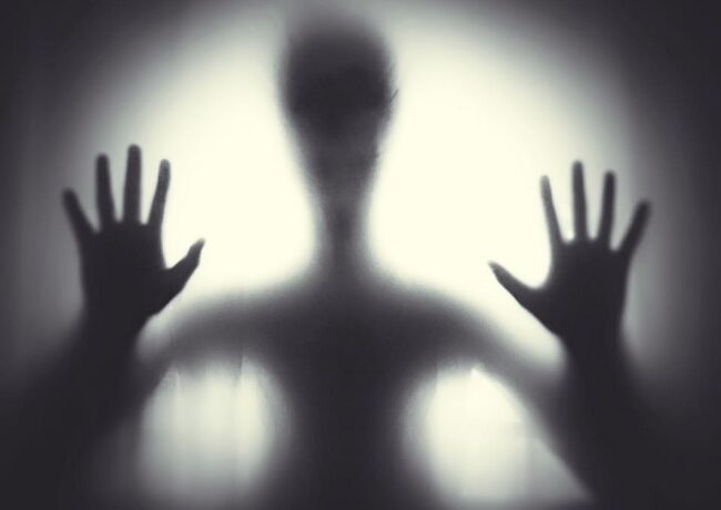Ghostly figure, c StockSnap from Pixabay